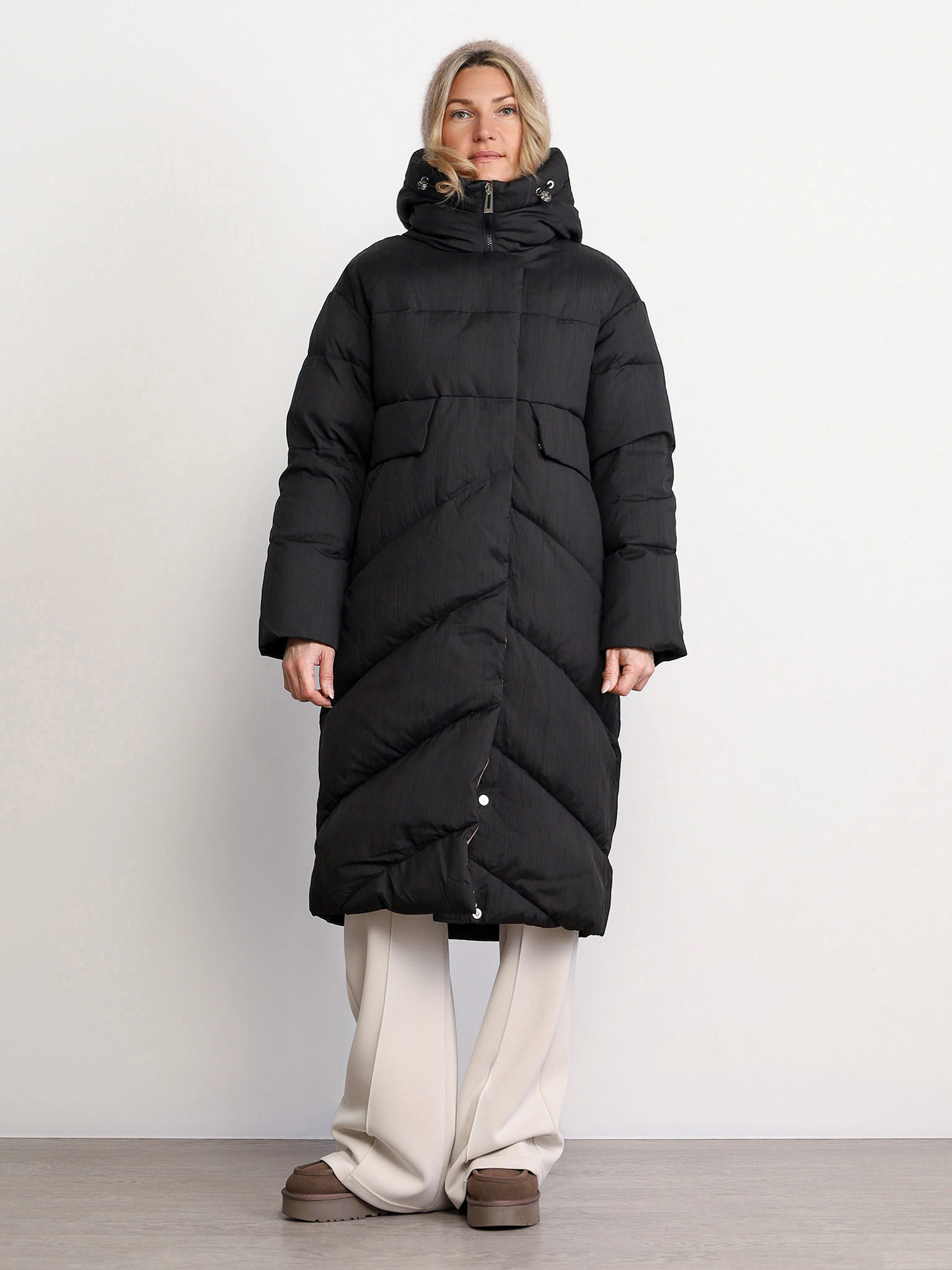 Пуховик черного цвета с капюшоном